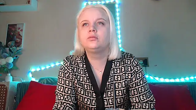 Snapshot of Karolina_love_ chatting on 01/25/25, 06:13 Karolina love online show from 01/25/25, 06:13