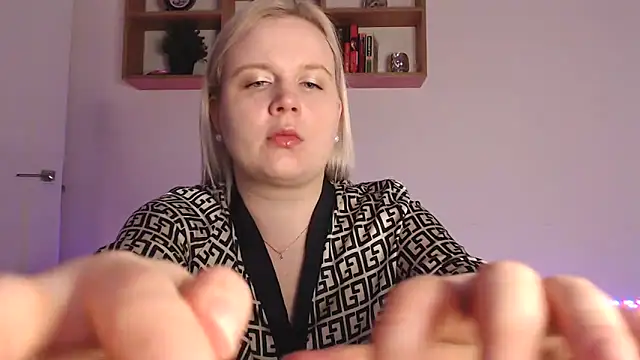 Snapshot of Karolina_love_ chatting on 10/25/25, 05:19 Karolina love online show from 10/25/25, 05:19