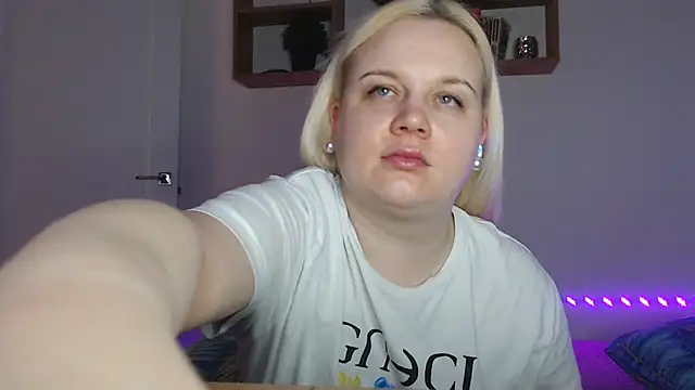 Snapshot of Karolina_love_ chatting on 02/17/26, 01:02 Karolina love online show from 02/17/26, 01:02