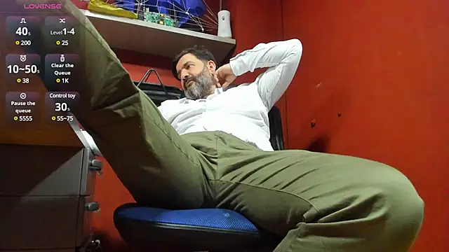 Snapshot of Maxi_TheBigDaddy chatting on 02/24/25, 12:59 Maxi TheBigDaddy online show from 02/24/25, 12:59