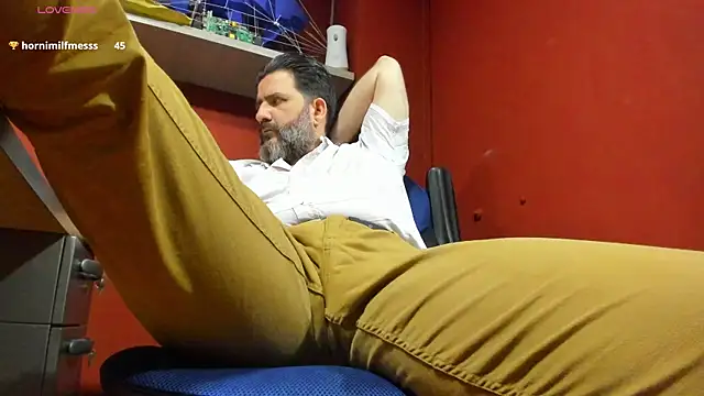 Snapshot of Maxi_TheBigDaddy chatting on 02/25/25, 03:27 Maxi TheBigDaddy online show from 02/25/25, 03:27