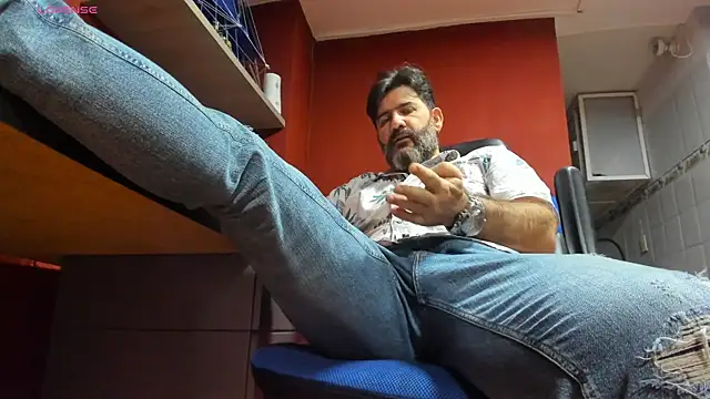 Snapshot of Maxi_TheBigDaddy chatting on 02/27/25, 04:21 Maxi TheBigDaddy online show from 02/27/25, 04:21