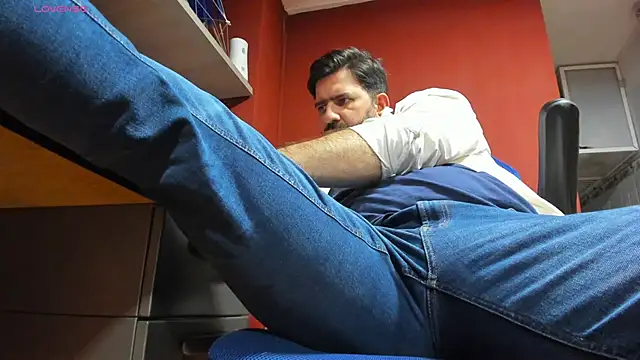 Snapshot of Maxi_TheBigDaddy chatting on 03/04/25, 05:13 Maxi TheBigDaddy online show from 03/04/25, 05:13