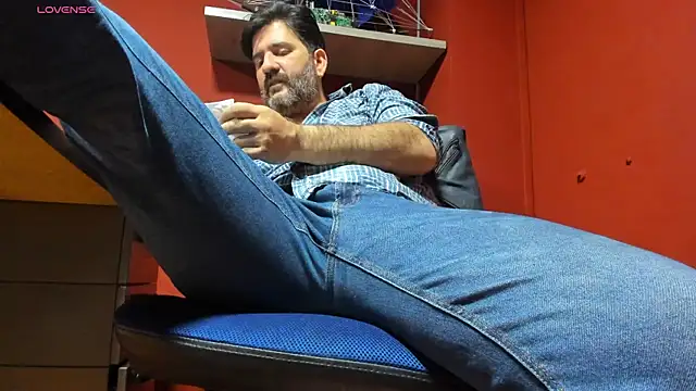 Snapshot of Maxi_TheBigDaddy chatting on 03/10/25, 01:43 Maxi TheBigDaddy online show from 03/10/25, 01:43