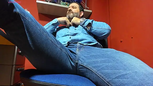 Snapshot of Maxi_TheBigDaddy chatting on 03/17/25, 12:25 Maxi TheBigDaddy online show from 03/17/25, 12:25