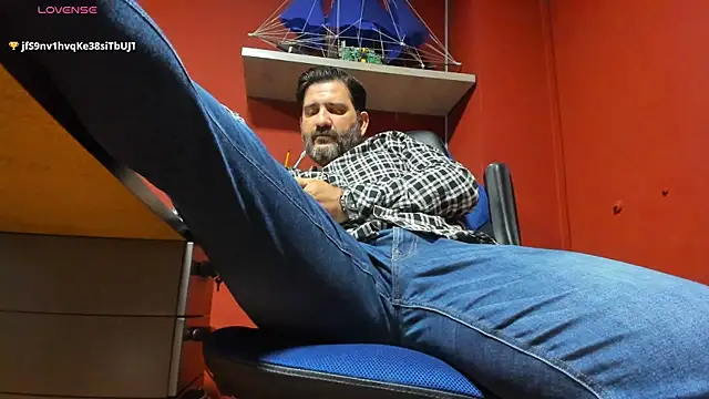 Snapshot of Maxi_TheBigDaddy chatting on 03/18/25, 03:10 Maxi TheBigDaddy online show from 03/18/25, 03:10