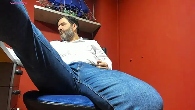 Snapshot of Maxi_TheBigDaddy chatting on 03/21/25, 01:01 Maxi TheBigDaddy online show from 03/21/25, 01:01