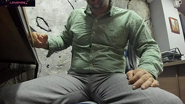 Snapshot of Maxi_TheBigDaddy chatting on 09/14/25, 01:43 Maxi TheBigDaddy online show from 09/14/25, 01:43