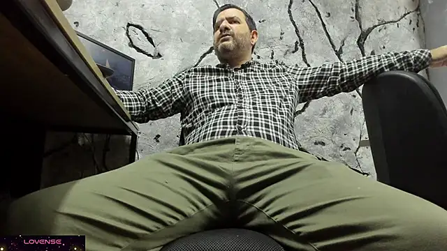 Snapshot of Maxi_TheBigDaddy chatting on 09/24/25, 10:29 Maxi TheBigDaddy online show from 09/24/25, 10:29