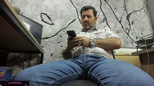 Snapshot of Maxi_TheBigDaddy chatting on 10/01/25, 09:10 Maxi TheBigDaddy online show from 10/01/25, 09:10