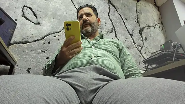 Snapshot of Maxi_TheBigDaddy chatting on 10/21/25, 11:44 Maxi TheBigDaddy online show from 10/21/25, 11:44