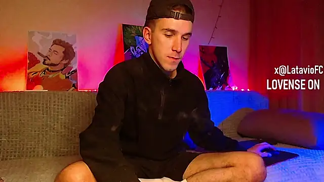 Snapshot of Midnighter_ chatting on 02/08/25, 04:03 Midnighter online show from 02/08/25, 04:03