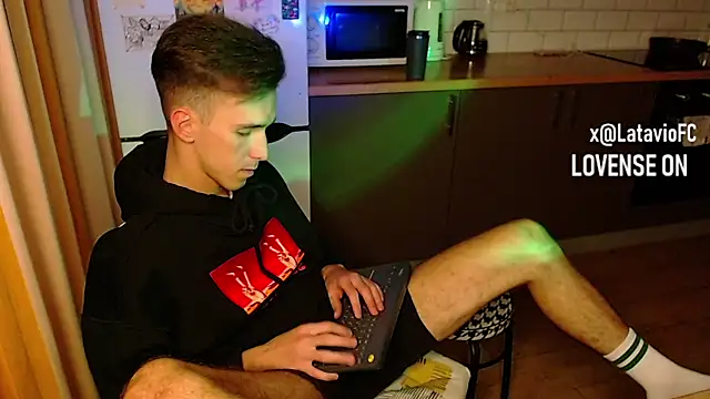 Snapshot of Midnighter_ chatting on 09/20/25, 01:17 Midnighter online show from 09/20/25, 01:17