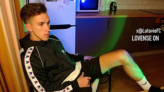 Snapshot of Midnighter_ chatting on 09/20/25, 07:15 Midnighter online show from 09/20/25, 07:15