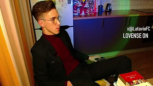 Snapshot of Midnighter_ chatting on 09/22/25, 03:19 Midnighter online show from 09/22/25, 03:19