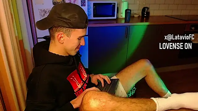 Snapshot of Midnighter_ chatting on 09/30/25, 02:38 Midnighter online show from 09/30/25, 02:38