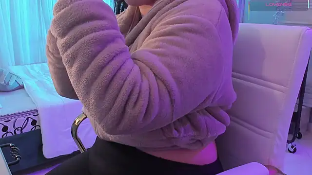 scarlet miller1 online show from 11/10/25, 12:26