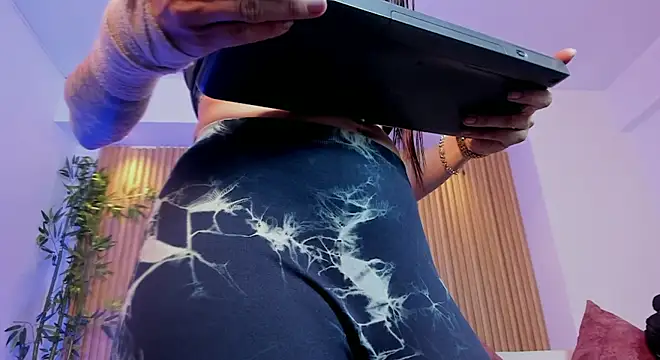 charlottewhitte online show from 04/09/26, 12:21