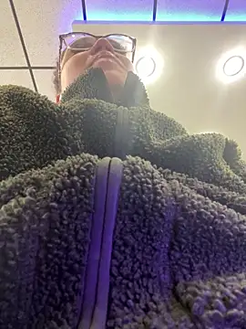 Snapshot of QueenNuttCollector chatting on 03/01/25, 02:55 QueenNuttCollector online show from 03/01/25, 02:55