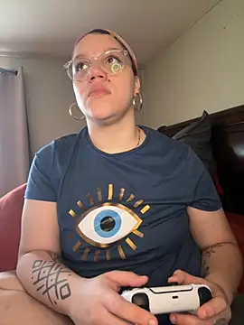 Snapshot of QueenNuttCollector chatting on 09/24/25, 02:20 QueenNuttCollector online show from 09/24/25, 02:20