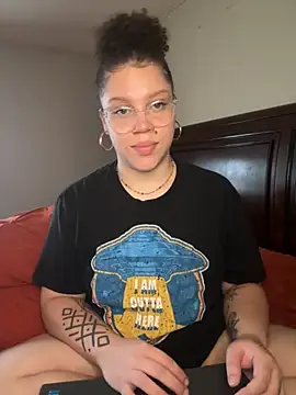 Snapshot of QueenNuttCollector chatting on 09/30/25, 02:44 QueenNuttCollector online show from 09/30/25, 02:44