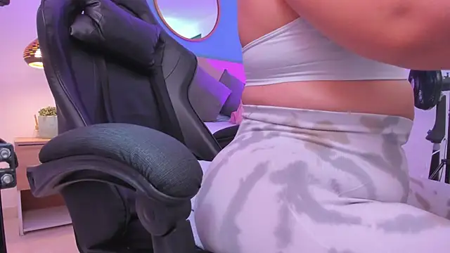 izaro22 online show from 11/11/25, 02:33