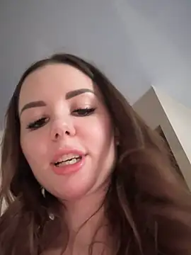 Snapshot of Alina_Vibe_Me chatting on 03/08/25, 02:45 Alina Vibe Me online show from 03/08/25, 02:45