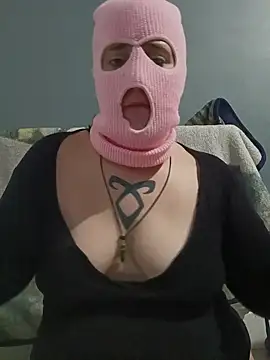 Snapshot of Lolabeluccia_xh_ chatting on 12/04/25, 07:39 Lolabeluccia xh online show from 12/04/25, 07:39