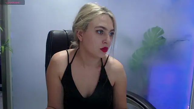 Snapshot of AvaBlue_ chatting on 12/06/24, 11:00 AvaBlue online show from 12/06/24, 11:00