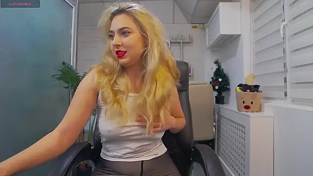 Snapshot of AvaBlue_ chatting on 12/28/24, 04:08 AvaBlue online show from 12/28/24, 04:08