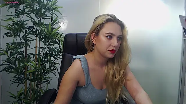 Snapshot of AvaBlue_ chatting on 01/31/25, 04:14 AvaBlue online show from 01/31/25, 04:14