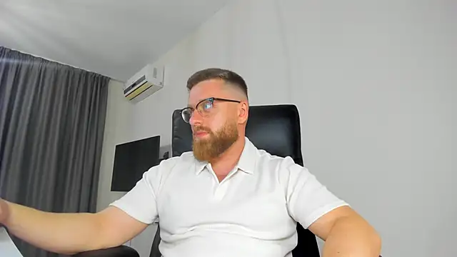 Snapshot of Findom_guy chatting on 04/25/26, 06:27 Findom guy online show from 04/25/26, 06:27