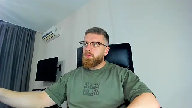 Snapshot of Findom_guy chatting on 04/27/26, 06:17 Findom guy online show from 04/27/26, 06:17
