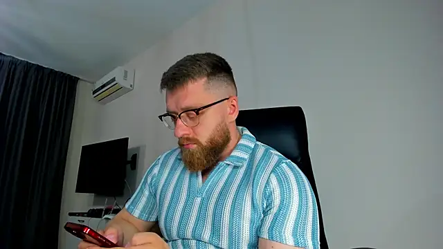 Snapshot of Findom_guy chatting on 04/29/26, 05:17 Findom guy online show from 04/29/26, 05:17