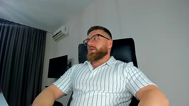 Snapshot of Findom_guy chatting on 04/30/26, 05:19 Findom guy online show from 04/30/26, 05:19