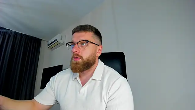 Snapshot of Findom_guy chatting on 05/01/26, 05:39 Findom guy online show from 05/01/26, 05:39