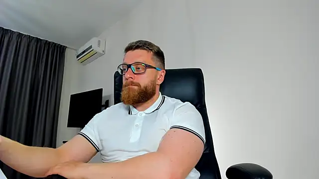 Snapshot of Findom_guy chatting on 05/06/26, 04:56 Findom guy online show from 05/06/26, 04:56