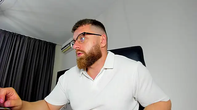 Snapshot of Findom_guy chatting on 05/19/26, 05:41 Findom guy online show from 05/19/26, 05:41