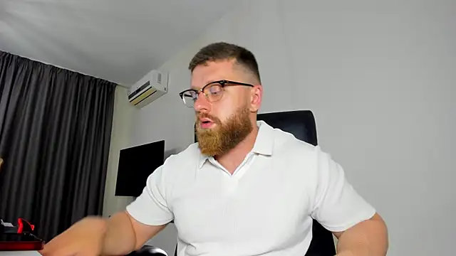 Snapshot of Findom_guy chatting on 05/22/26, 05:07 Findom guy online show from 05/22/26, 05:07