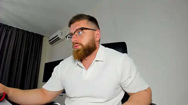 Snapshot of Findom_guy chatting on 05/24/26, 04:34 Findom guy online show from 05/24/26, 04:34