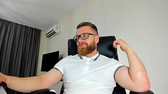 Snapshot of Findom_guy chatting on 05/25/26, 06:25 Findom guy online show from 05/25/26, 06:25