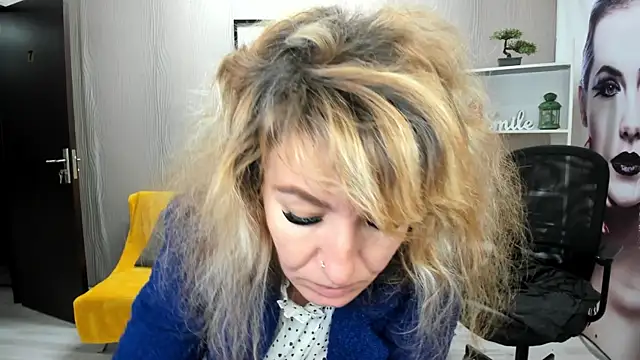 Cassandra Hotty online show from 10/22/25, 02:45