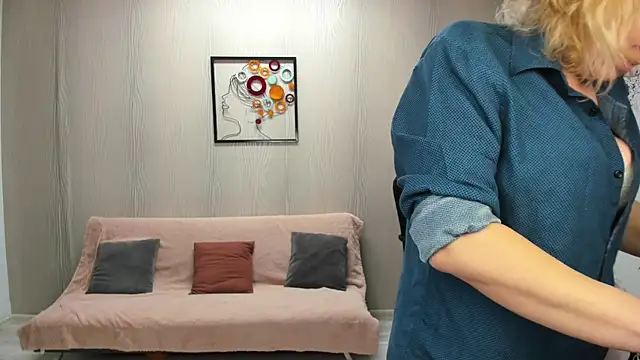 Cassandra Hotty online show from 04/01/26, 03:18