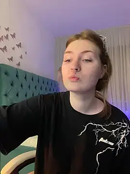 Snapshot of _Chlo__e chatting on 03/07/25, 10:43  Chlo  e online show from 03/07/25, 10:43