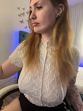 Snapshot of _Chlo__e chatting on 09/17/25, 10:17  Chlo  e online show from 09/17/25, 10:17
