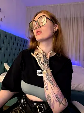 Snapshot of _Chlo__e chatting on 10/11/25, 09:35  Chlo  e online show from 10/11/25, 09:35