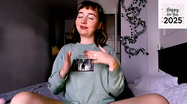 Snapshot of Cosmo_Riri chatting on 01/01/25, 05:11 Cosmo Riri online show from 01/01/25, 05:11