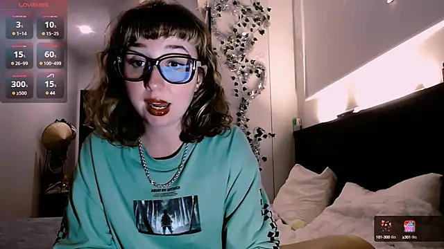 Snapshot of Cosmo_Riri chatting on 01/11/25, 12:18 Cosmo Riri online show from 01/11/25, 12:18