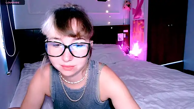 Snapshot of Cosmo_Riri chatting on 09/25/25, 05:00 Cosmo Riri online show from 09/25/25, 05:00