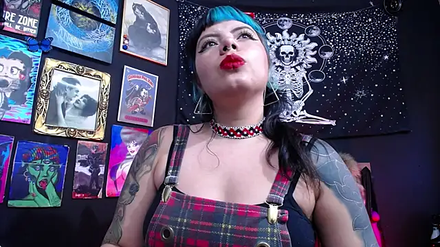 Snapshot of Yourmadame_P chatting on 01/22/25, 09:43 Yourmadame P online show from 01/22/25, 09:43